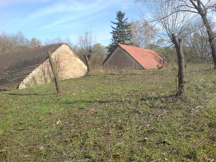 najednou jsou vidět oba štíty-stodola a sýpka